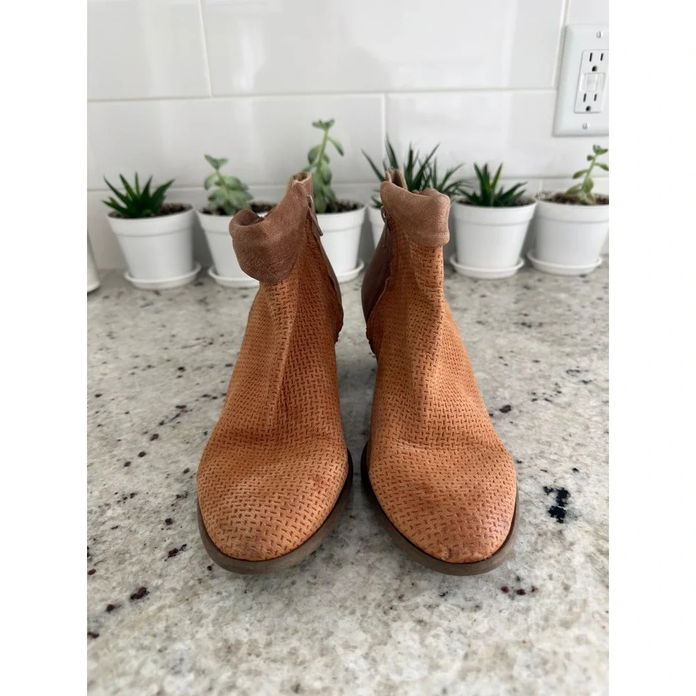 Unity in Diversity Tan Perforated‎ Leather Ankle Boots Size 39 (US 8.5)